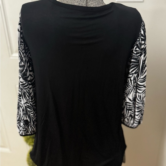 Women’s Kim & Cami size Large Black Top with Large Black & White Puff Sleeve - Picture 3 of 5